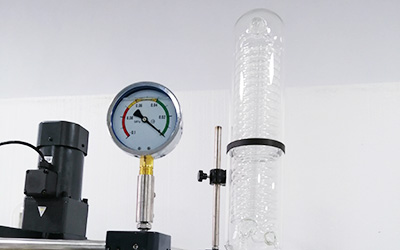 مفاعل زجاجي 100L جاكت التفاصيل - مقياس فراغ الزيت ، مضاد للاهتزاز أثناء التحريك ؛ مكثف مساحة سطح عالي الكفاءة.