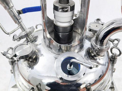 مفاعل كيميائي من الفولاذ المقاوم للصدأ سعة 10 لتر التفاصيل - غطاء غلاية متعدد الفم، يمكن تخصيص عدد فم الغلاية، وتصميم الفم الكبير سهل التنظيف.