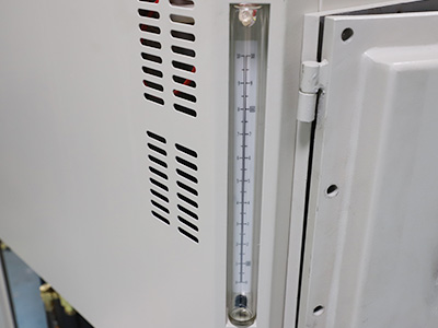 50 لتر سخان مياه مبرد للمختبر التفاصيل - مستوى الزيت السائل ، يمكن مراقبة مستوى الزيت في أي وقت.
