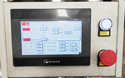نظام طرد مركزي لاستخراج الكحول من الإيثانول التفاصيل - شاشة التحكم باللمس مع برنامج PLC وجهاز قياس درجة الحرارة ، يمكن عرض درجة الحرارة في الوقت الحقيقي على الشاشة.